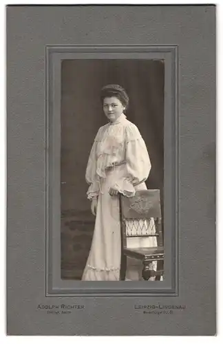 Fotografie Adolph Richter, Leipzig-Lindenau, Merseburger Strasse 61, Portrait junge Dame in hübscher Kleidung