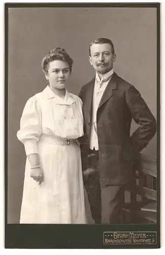 Fotografie Georg Meyer, Braunschweig, Bankplatz 3, Portrait junges Paar in modischer Kleidung