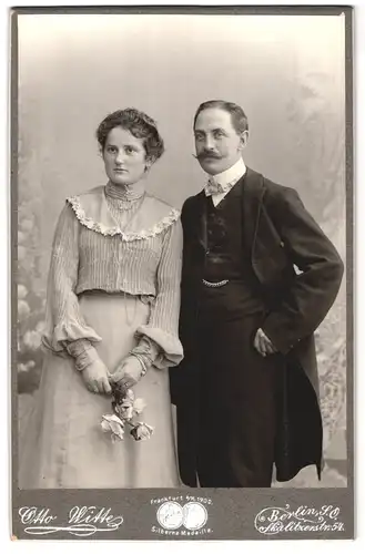Fotografie Otto Witte, Berlin-SO, Skalitzer Strasse 54, Portrait junges Paar in eleganter Kleidung mit Rosen