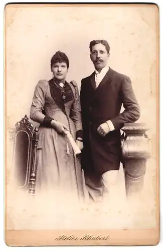 Fotografie G. Schubert, Freiberg i / S., Fischerstrasse 29, Portrait junges Paar in modischer Kleidung mit Fächer