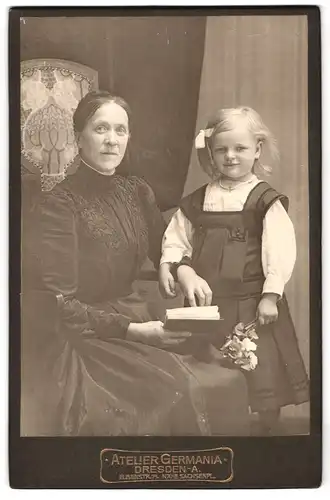 Fotografie Atelier Germania, Dresden-A, Elisenstrasse 71, Portrait ältere Dame im schwarzen Kleid und Mädchen mit Buch