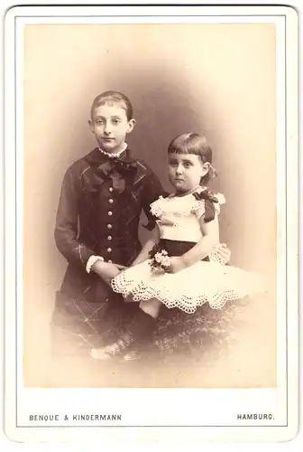 Fotografie Benque & Kindermann, Hamburg, Grosse Bleichen 30, Portrait junges Mädchen im karierten Kleid & Schwesterchen