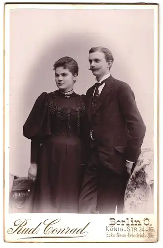 Fotografie Rud. Conrad, Berlin-C, König-Strasse 34-36, Portrait junges Paar in eleganter Kleidung