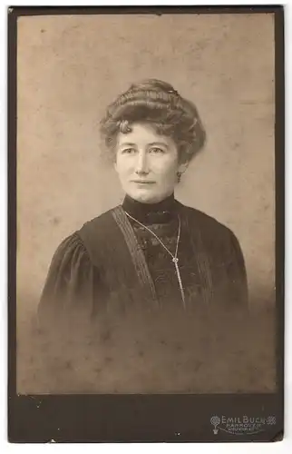 Fotografie Emil Buch, Hannover, Welfenplatz 11, Portrait bürgerliche Dame mit Hochsteckfrisur