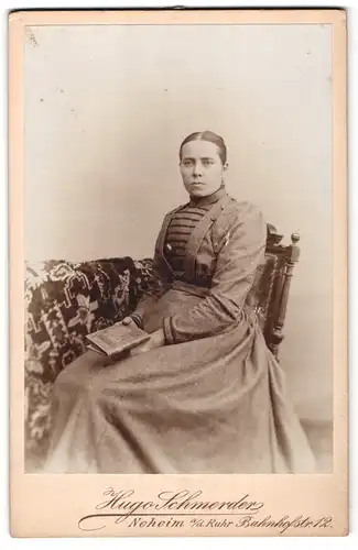 Fotografie Hugo Schmerder, Neheim a / d. Ruhr, Bahnhofstrasse 12, Portrait junge Dame im modischen Kleid mit Buch