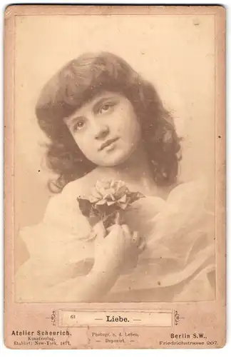 Fotografie Atelier Scheurich, Berlin-SW, Friedrichstrasse 207, Portrait junges Mädchen im Tüllkleid mit Blume