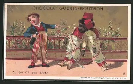 Sammelbild Chocolat Guérin-Boutron, Qui fit son effet, Bube zeigt auf zwei im Schlaf stehende afrikanische Knaben