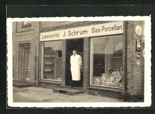 Foto-AK Verkäufer vor Lebensmittelgeschäft von J. Schrum mit Emailleschildern