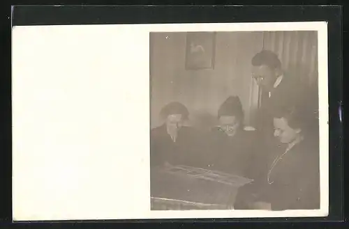 Foto-AK Familie beim Durchblättern eines AK-Albums