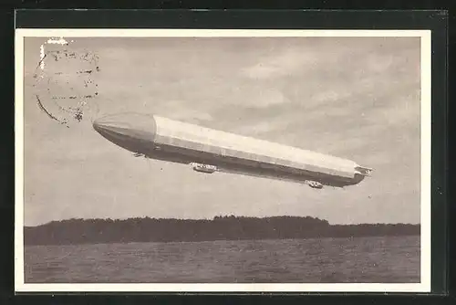 AK Zeppelin schwebt über See