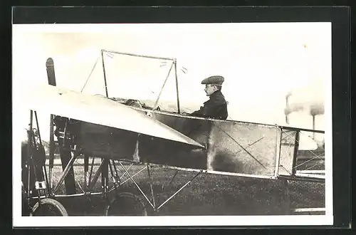 AK Flug-Pionier Jan Kaspara in seinem Flugzeug