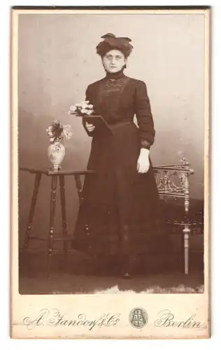 Fotografie A. Jandorf & Co., Berlin-S, Kottbusserdamm 1-2, Portrait elegante Dame mit Buch und Blumen