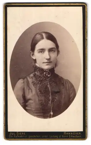 Fotografie Julius Giere, Hannover, Sophienstrasse 5, Portrait junge Dame mit Kragenbrosche