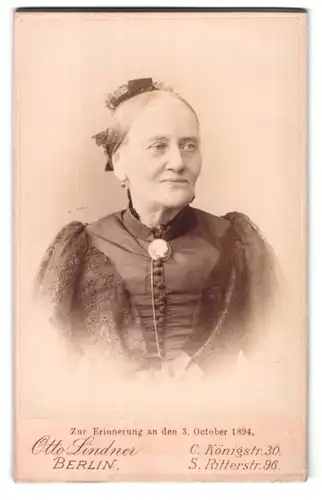 Fotografie Otto Lindner, Berlin-C, König-Strasse 30, Portrait ältere Dame mit Haube und Kragenbrosche