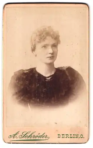 Fotografie A. Schröder, Berlin-O, Gr. Frankfurterstrasse 117, Portrait junge Dame mit zurückgebundenem Haar