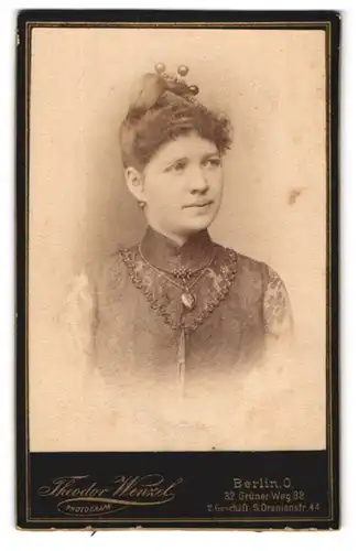 Fotografie Theodor Wenzel, Berlin-O, Grüner-Weg 32, Portrait junge Dame mit Hochsteckfrisur