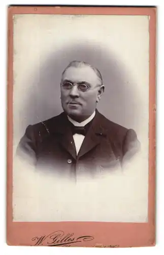 Fotografie W. Gilles, Unna, Portrait stattlicher Herr im Anzug mit Brille