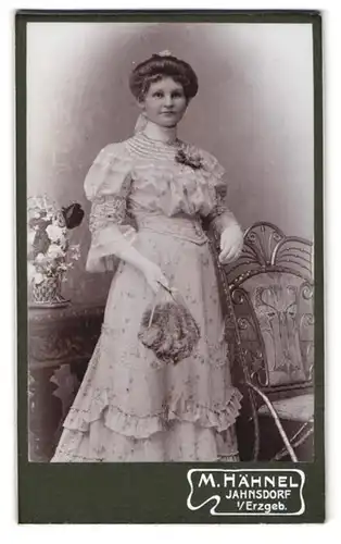 Fotografie M. Hähnel, Jahnsdorf i / Erzgeb., Portrait junge Dame im hübschen Kleid mit Fächer