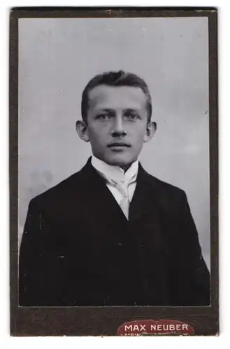 Fotografie Max Neuber, Meinersdorf i / Erzgeb., Portrait junger Mann im Anzug mit Krawatte