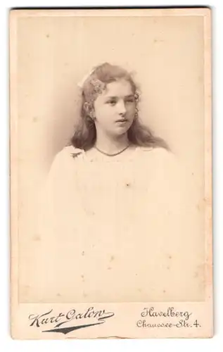 Fotografie Kurt Galow, Havelberg, Chaussee-Strasse 4, Portrait junges Mädchen mit langen Haaren