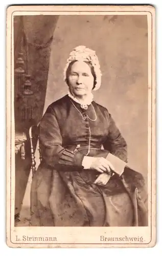 Fotografie L. Steinmann, Braunschweig, Portrait ältere Dame im hübschen Kleid mit Haube