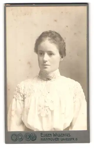 Fotografie Eugen Willenius, Hannover, Lavesstrasse 8, Portrait junge Dame mit zurückgebundenem Haar