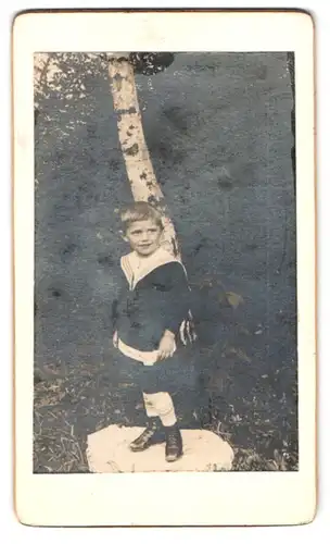 Fotografie unbekannter Fotograf und Ort, Portrait kleiner Junge im Matrosenanzug