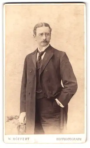 Fotografie W. Höffert, Hamburg, Jungfernstieg 12, Portrait charmanter Herr in eleganter Kleidung