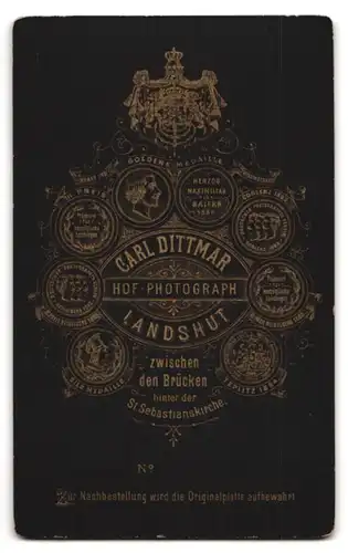 Fotografie Carl Dittmar, Landshut, Portrait modisch gekleidete Dame an Stuhl gelehnt