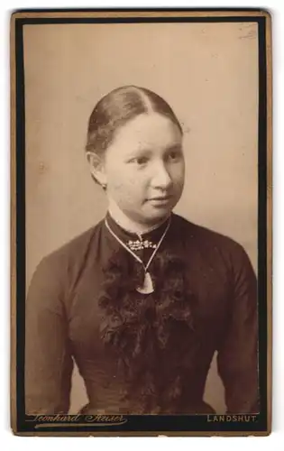 Fotografie Leonhard Reiser, Landshut, Maxmillianstrasse 1, Portrait junge Dame mit Halskette