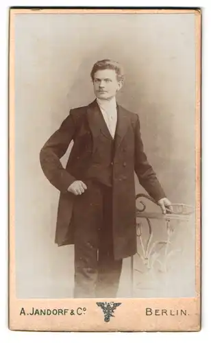 Fotografie A. Jandorf & Co., Berlin-NO, Grosse franfurterstrasse 113, Portrait junger Mann in eleganter Kleidung