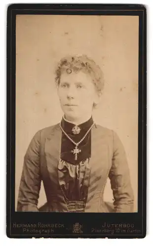 Fotografie Hermann Rohrbeck, Jüterbog, Planeberg 10, Portrait junge Dame mit Kragenbrosche und Kreuzkette