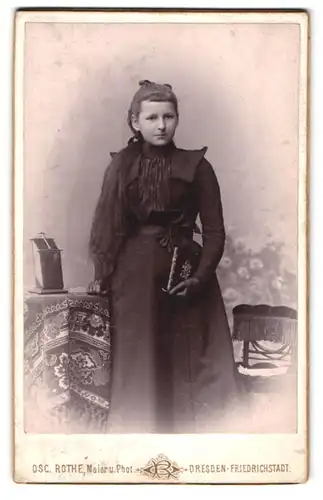 Fotografie Osc. Rothe, Dresden-Friedrichstadt, Portrait junge Dame im schwarzen Kleid mit Buch