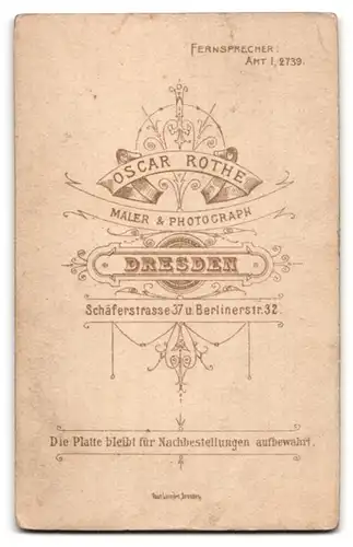 Fotografie Osc. Rothe, Dresden-Friedrichstadt, Portrait junge Dame im schwarzen Kleid mit Buch