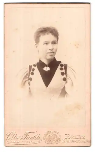 Fotografie Otto Faehte, Görlitz, Grüner-Graben 29, Portrait junge Dame im modischen Kleid