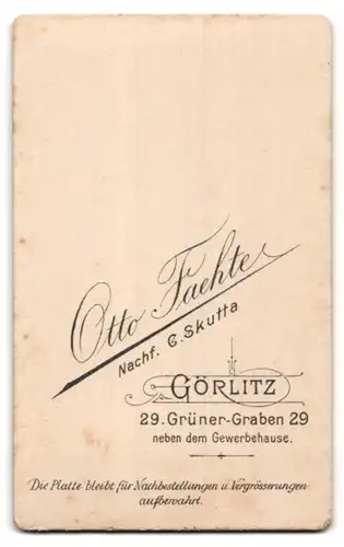 Fotografie Otto Faehte, Görlitz, Grüner-Graben 29, Portrait junger Mann im Anzug mit Buch