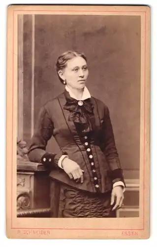 Fotografie P. Schneider, Essen, Kettwigerstrasse 38, Limbecker Chaussée, Portrait junge Dame in modischer Kleidung