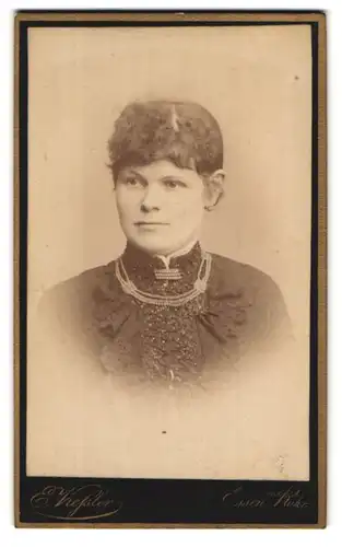 Fotografie Erst Kessler, Essen a. d. Ruhr, Kettwiger Tor, Portrait junge Dame mit Kragenbrosche und Halskette