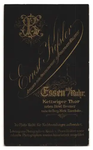 Fotografie Erst Kessler, Essen a. d. Ruhr, Kettwiger Tor, Portrait junge Dame mit Kragenbrosche und Halskette