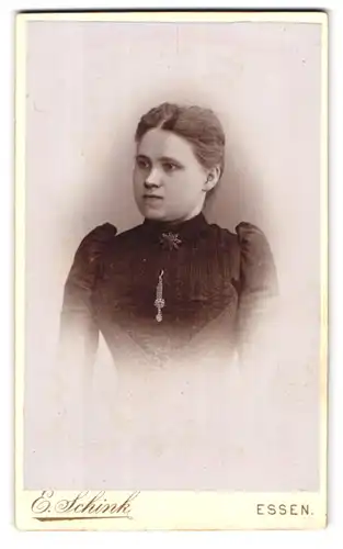 Fotografie E. Schink, Essen a. d. Ruhr, Kettwiger Chaussée 23, Portrait junge Dame mit Kragenbrosche