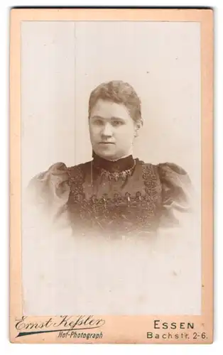 Fotografie Erst Kessler, Essen, Ecke Bach- & Kettwigerstrasse 2-6, Portrait junge Dame im hübschen Kleid