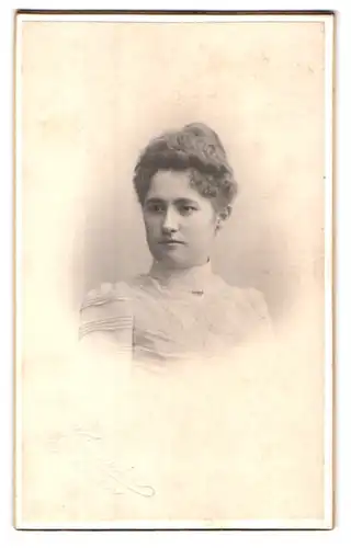 Fotografie H. Weingarten, Essen a. d. Ruhr, Portrait junge Dame mit hochgestecktem Haar