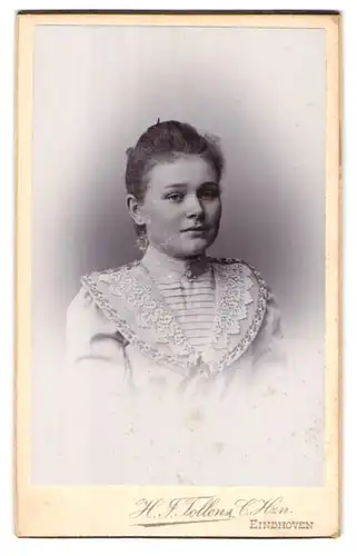 Fotografie H. J. Tollens C. Hzn., Eindhoven, Portrait junge Dame im hübschen Kleid