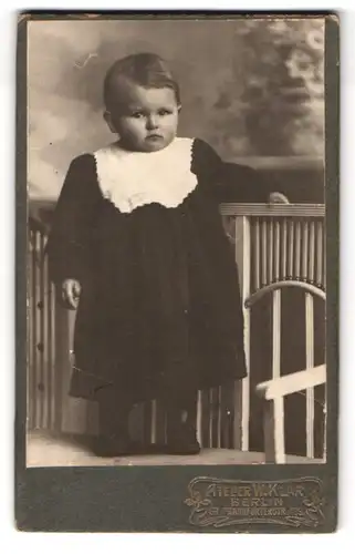 Fotografie W. Klar, Berlin, Gr. Frankfurterstrasse 139, Portrait niedliches Klleinkind im hübschen Kleid