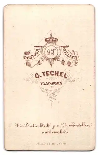 Fotografie G. Techel, Elmshorn, Dame trägt dunkles Kleid mit weissem Spitzen-Zierkragen