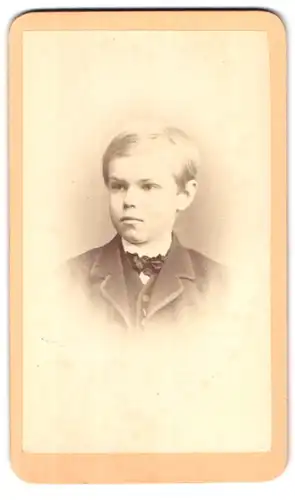 Fotografie M. Keller, Augsburg, Blonder Junge trägt eine schwarze Fliege