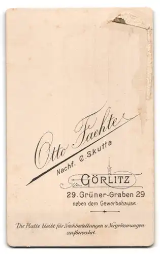 Fotografie Otto Fachte, Görlitz, Grüner Graben 29, Junge mit dunklen Haaren trägt Hemd und Fliege