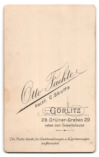 Fotografie Otto Fachte, Görlitz, Grüner Graben 29, Junger Bursche im Anzug lehnt auf einem Tisch