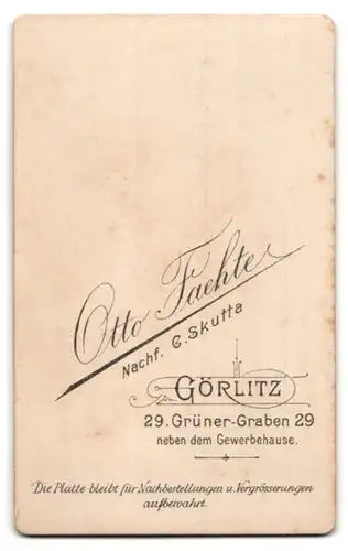 Fotografie Otto Fachte, Görlitz, Grüner Graben 29, Junge Dame mit geflochtenen Haaren trägt Kleid und hält Buch