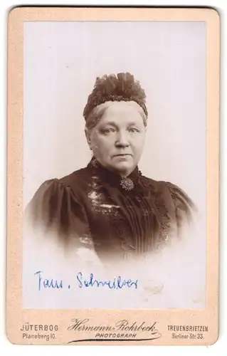 Fotografie Hermann Rohrbeck, Jüterbog, Planeberg 10, Portrait betagte Dame mit Brosche & Haarschmuck